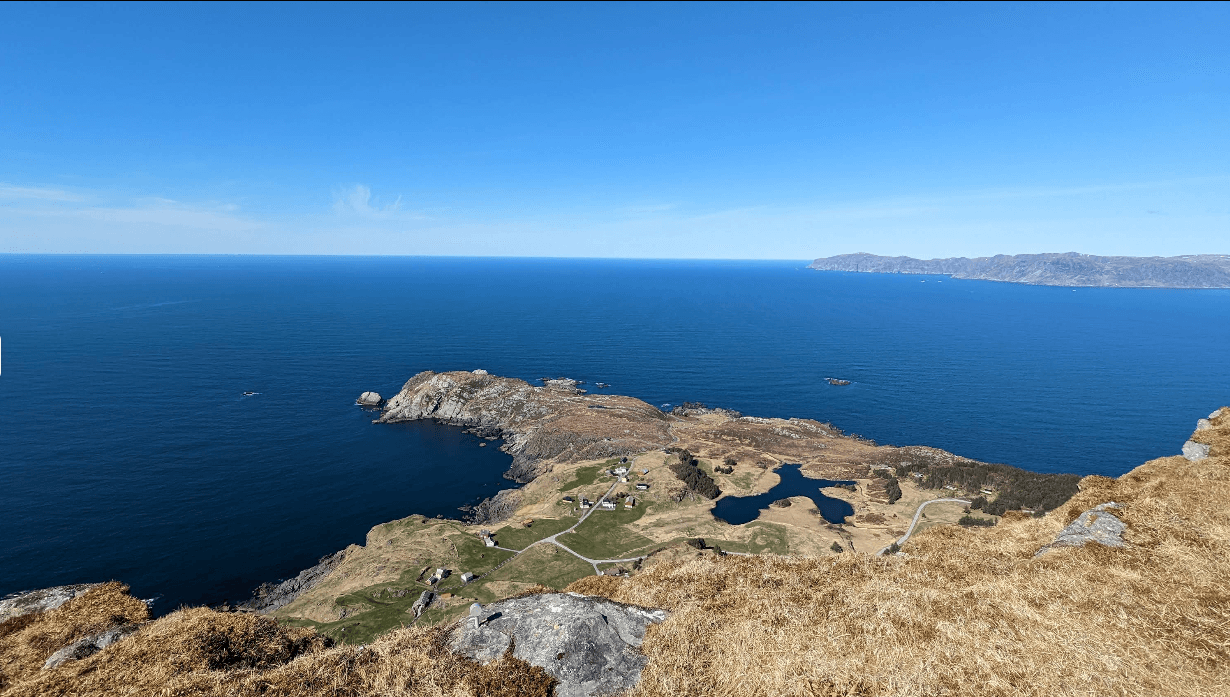PANORAMIC BUS TOUR TO REFVIK BEACH AND KRÅKENES VIEWPOINT